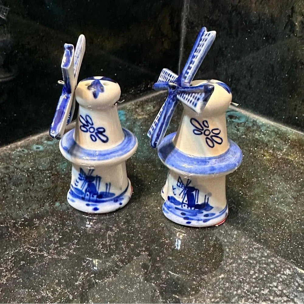 Delft Holland Dutch Windmill Single S&P Shakers Blue & White - Vintage